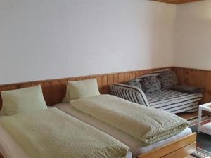 Wohnschlafzimmer mit zwei Einzelbetten
(90x200)