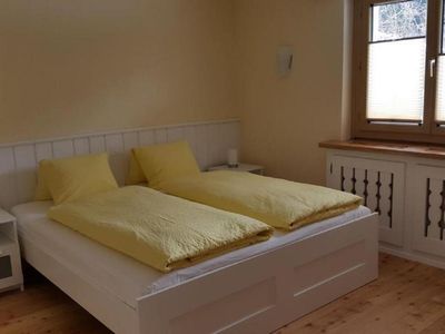 Grosszügiges Schlafzimmer mit Doppel-
Bett (180x200) und Wandschränke