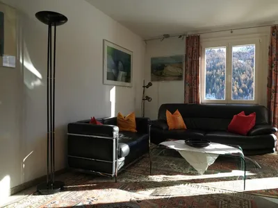 Hier können Sie diskutieren, lesen, ein Glas Wein geniessen oder auch TV schauen.