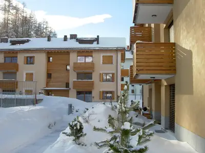 Aussenansicht WinterDie Wohnung befindet sich im mittleren Stock rechts (unterer Balkon)