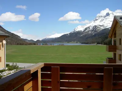 Vom Balkon: Ebene Richtung Silvaplanersee und Piz Surlej