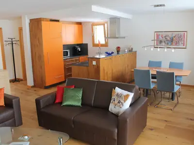 Blick in die komfortabel eingerichtete Küche und ins Esszimmer
