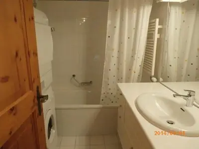 Badezimmer, WC, mit Waschmaschine und Tumbler