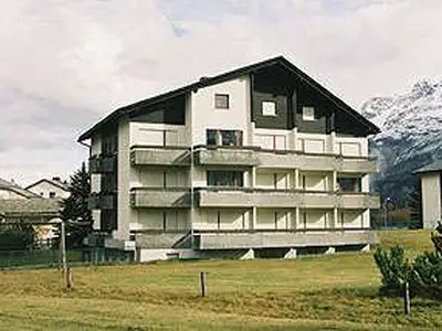 Aussenansicht SommerMehrfamilienhaus in schöner, unbebauter Lage. Wohnung im 2. Stock, 2. Balkon von links.
