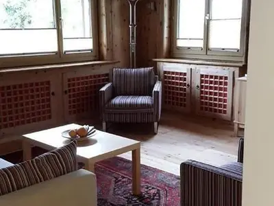 gemütliche, helle, geräumige Wohnstube mit Lärchenboden