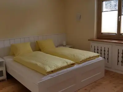 Grosszügiges Schlafzimmer mit Doppel-Bett (180x200) und Wandschränke