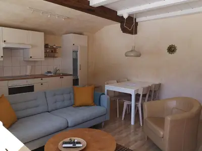 Blick vom Balkon in die Essecke undKüche