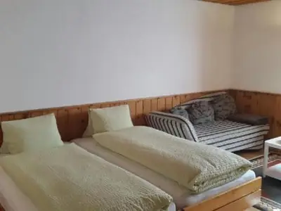 Wohnschlafzimmer mit zwei Einzelbetten(90x200)