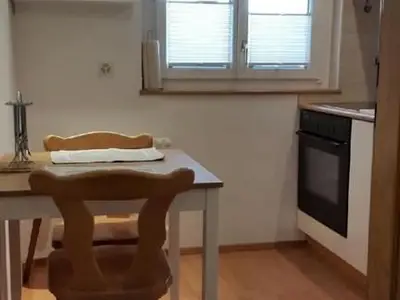 hübsche kleine Küche mit Essgelegenheit