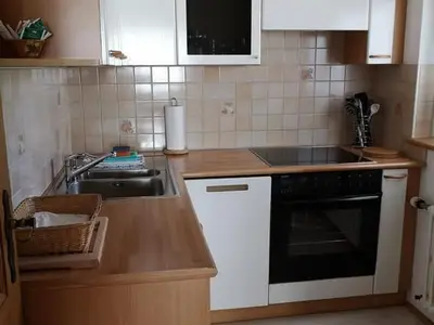 Küche mit Spühlmaschine und Kaffeekapselmaschine (Dolce gusto)