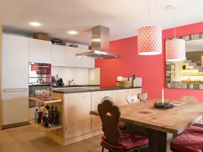 Die Top Moderne Küche mit dem Esstisch. 