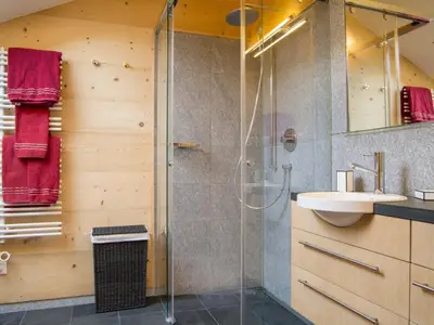 Das luxuriöse Bad im oberen Stock mit Dusche, Badewanne, WC und einem Waschbecken 