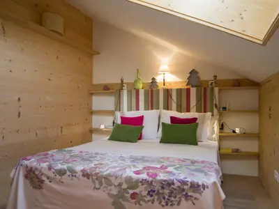 Das gemütliche, sehr schön eingerichtete Schlafzimmer im oberen Stock 