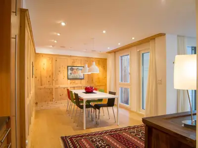 Das Esszimmer aus Sicht der Küche mit viel Raum und Charme 