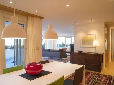 Sicht vom Esszimmer in das Wohnzimmer mit der Terrasse auf der linken Seite 