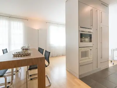 Esstisch und Küche