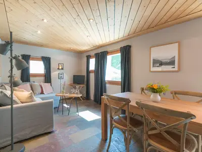 Wohnzimmer mit Esstisch