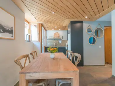 Esstisch und Blick in die Küche