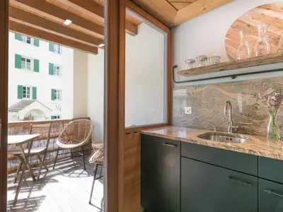 Küche mit Blick auf den Balkon