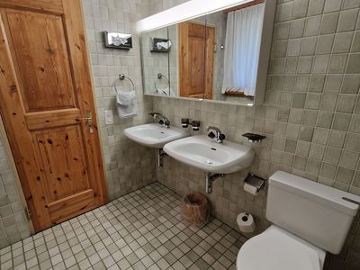 Bad mit Doppellavabo, WC, Badewanne