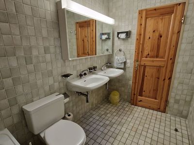 Badezimmer mit Doppellavabo, WC, Badewanne