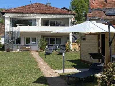 Garten mit Sauna und Aussenansicht