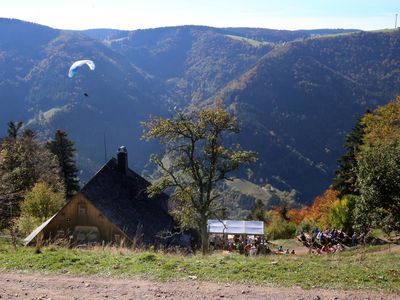 Hintereck mit Gleitschirmflieger