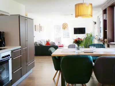 Offener Wohn-Essbereich mit Küchenzeile