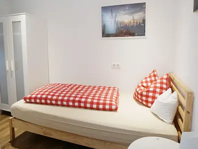 zusätzliches Schlafzimmer mit Einzelbett und Etagenbetten