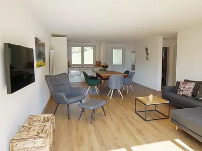 offener Wohn-Essbereich mit Küchenzeile