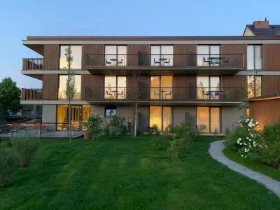 Gebäudeansicht mit Garten am Abend