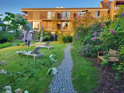 Gebäudeansicht mit Garten im Frühling