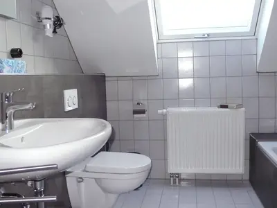 Bad mit WC und Badewanne