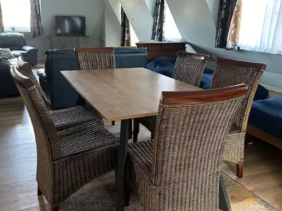 Viel Platz zum Entspannen: Großes Wohnzimmer mit Essbereich