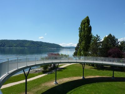 Seepromenade Sipplingen mit Radbrücke und Blick auf Bodman