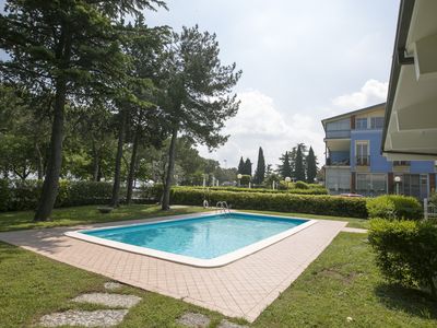 Das Schwimmbad und der Garten des Wohnhauses