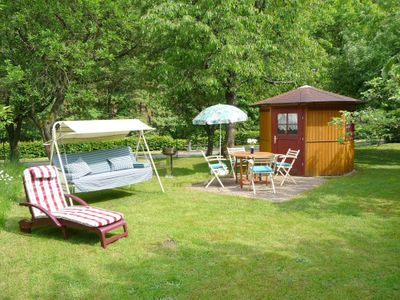 Garten mit Liegewiese und Grillplatz