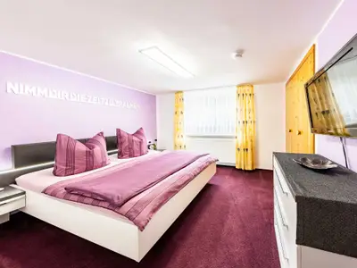 Fewo Bismarckturm - Schlafzimmer mit TV