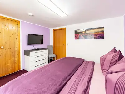 Fewo Bismarckturm - Schlafzimmer mit TV