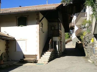 Innenhof und Treppe zur Ferienwohnung