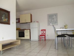 23022161-Ferienwohnung-8-Slatine-300x225-3