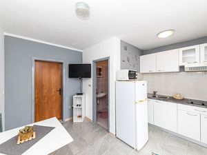 23765892-Ferienwohnung-2-Slatine-300x225-4