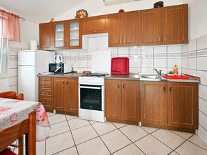 24002216-Ferienwohnung-4-Slatine-300x225-4