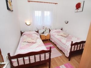 18323148-Ferienwohnung-4-Slatine-300x225-4