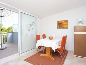 18322217-Ferienwohnung-4-Slatine-300x225-4