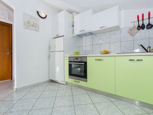 18790037-Ferienwohnung-4-Slatine-300x225-4