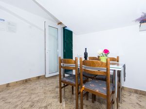 18790038-Ferienwohnung-5-Slatine-300x225-3