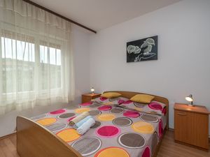 21944141-Ferienwohnung-4-Slatine-300x225-5