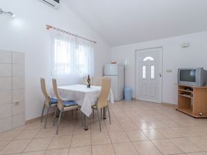 21943141-Ferienwohnung-4-Slatine-300x225-1