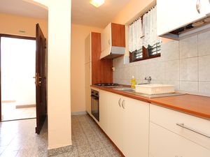 22095125-Ferienwohnung-4-Slatine-300x225-5